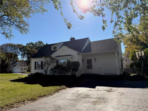 65 Woodside Ln, Greece, NY 14616