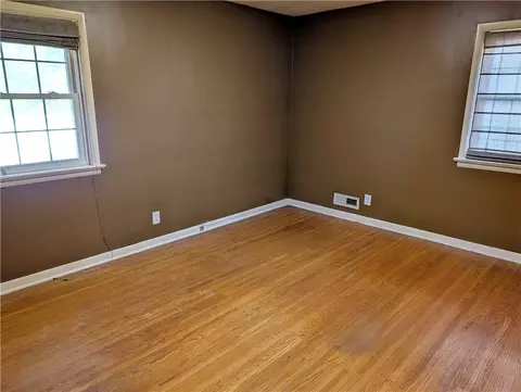 Bedroom - 564 Hurstbourne Rd, Irondequoit, NY 14609 photo 2 of 3