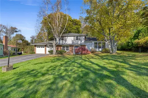 28 Candlewood Dr, Pittsford, NY 14534
