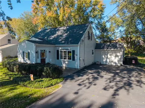 108 Country Ln, Penfield, NY 14526