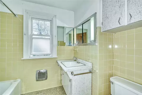 Bath - 163 Vinton Rd, Irondequoit, NY 14622 photo 2 of 3