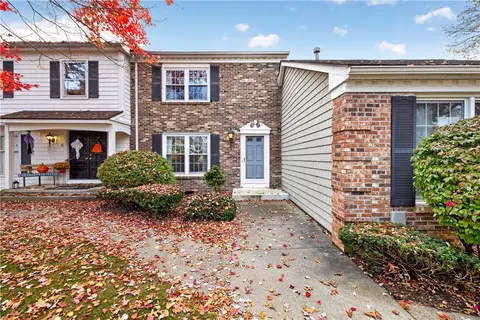 16 New Wickham Dr, Penfield, NY 14526
