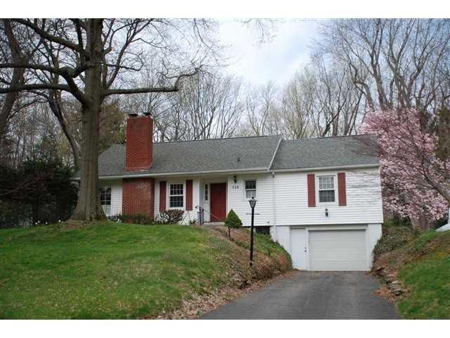 528 Colebrook Dr, Rochester, NY 14617 photo 1