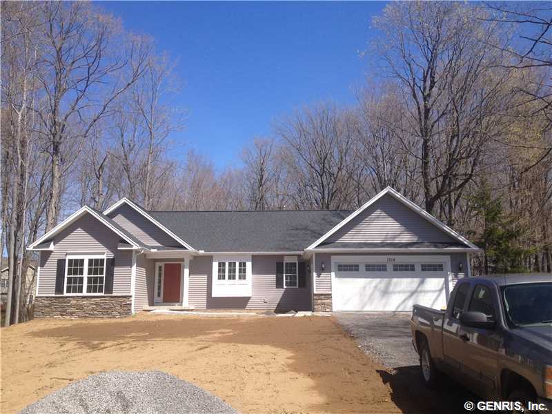 1314 E Hatch Rd, Webster, NY 14580 photo 1