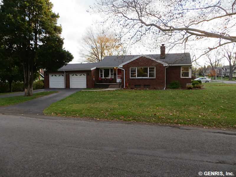 418 Hurstbourne Rd, Rochester, NY 14609 photo 1