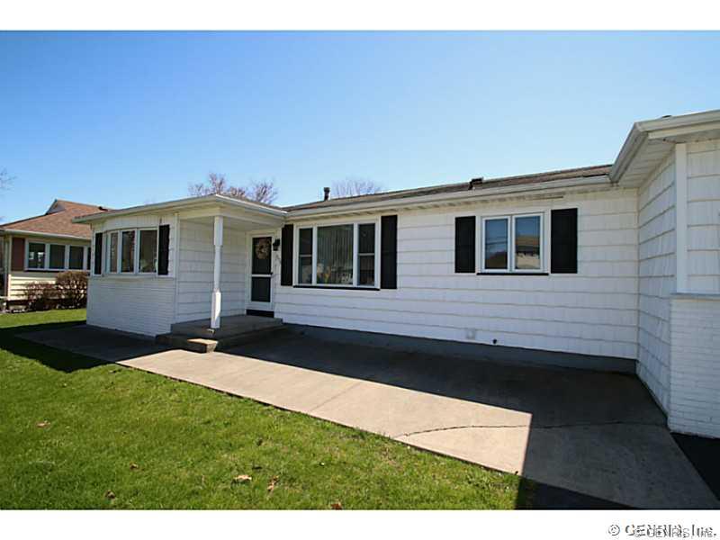 556 Bay View Rd, Rochester, NY 14609 photo 1