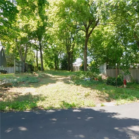 241 Saint Anne Dr, Syracuse, NY 13206
