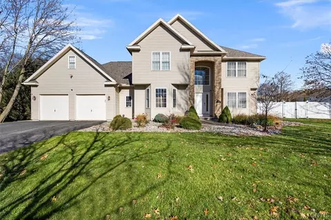 8 Augusta Dr, New Hartford, NY 13413