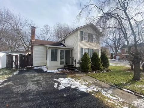 34 Maple St, Auburn, NY 13021