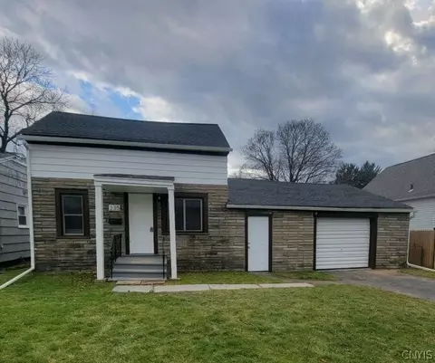 235 W Molloy Rd, Salina, NY 13211