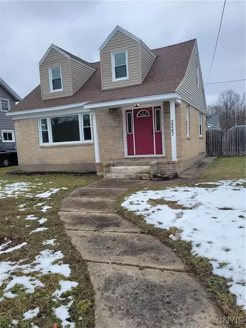 2247 Valley Dr, Syracuse, NY 13207
