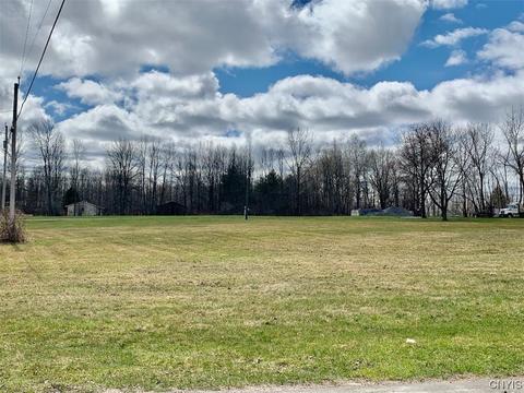 13 Regan Dr, Oswego, NY 13126