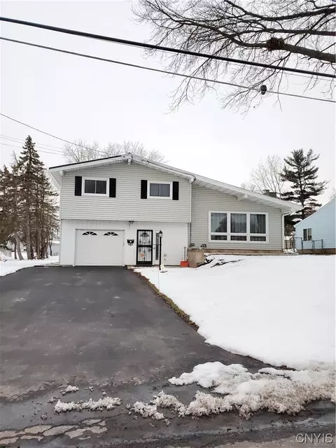 99 Volney Dr, Salina, NY 13212