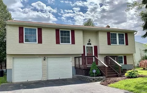 8221 Sarona Ln, Clay, NY 13041