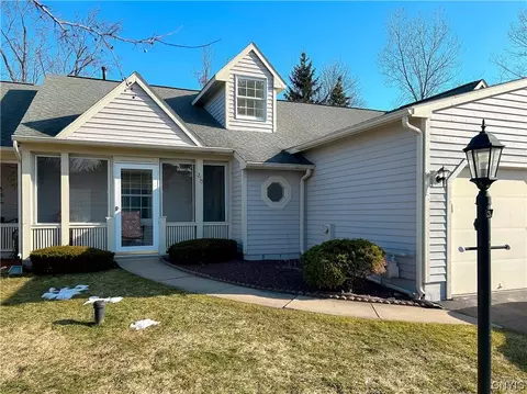 210 Springmoor Dr, Salina, NY 13088