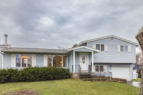 22 Huckleberry Ln, Liverpool, NY 13090
