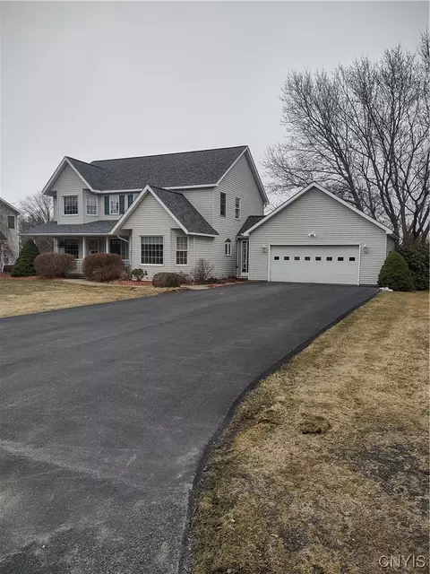 21 Country Club Dr, New York Mills, NY 13417