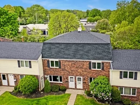 5 Stoneledge Ct, Amherst, NY 14221