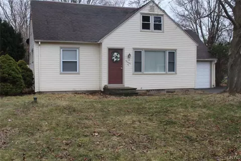 2 Trelign Dr, Syracuse, NY 13212