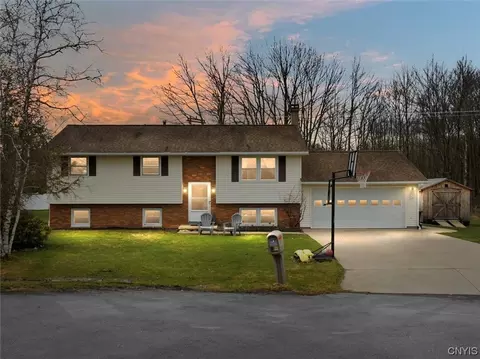 3 Manor Ct E, Whitestown, NY 13424