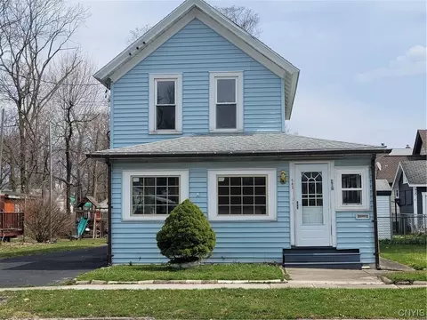 402 N Center St, East Syracuse, NY 13057
