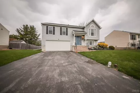 6301 Locomotive Ln, Cicero, NY 13039