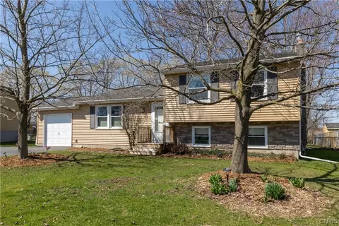 8091 Thurston Dr, Cicero, NY 13039