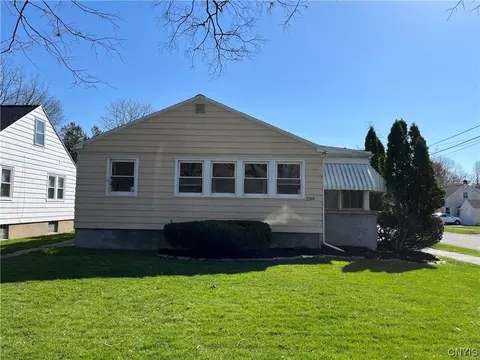 2109 Valley Dr, Syracuse, NY 13207