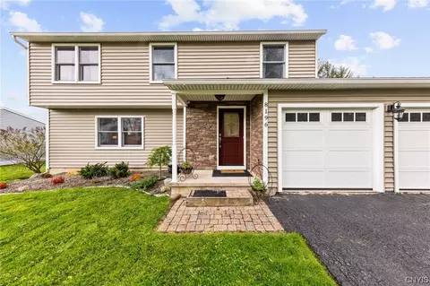8196 Gatewood Dr, Clay, NY 13041
