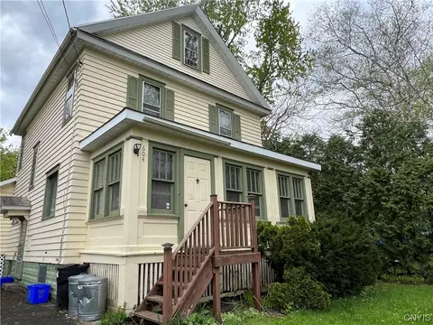604 N Center St, East Syracuse, NY 13057