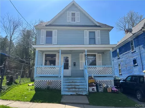825 Waverly Pl, Utica, NY 13502