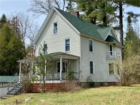 5 Front St, Wanakena, NY 13695