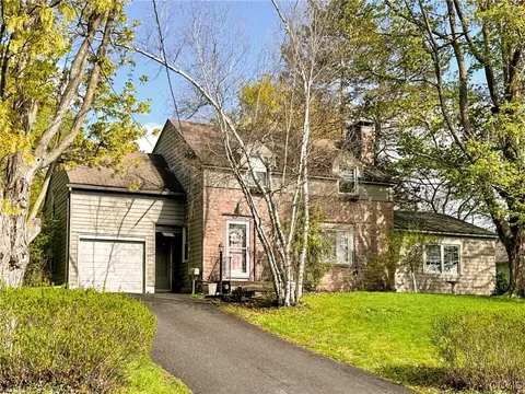 15 Benton Cir, Utica, NY 13501