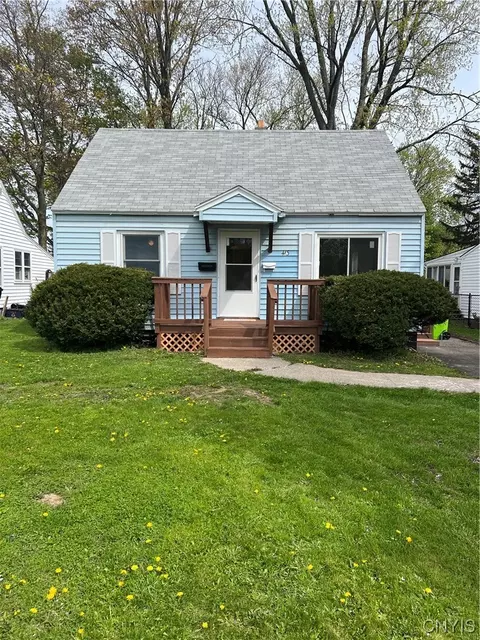 413 E Molloy Rd, Salina, NY 13211
