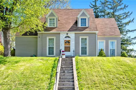 215 Carlton Rd, Syracuse, NY 13207
