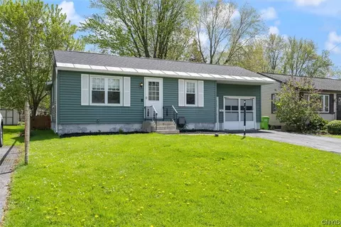 110 Turnpike St, Salina, NY 13088