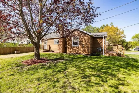 30 Parkway Dr, Lysander, NY 13027