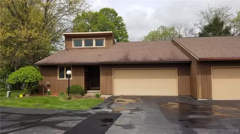 122 Lancelot Ln, Camillus, NY 13031
