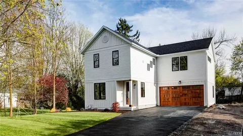 53 W Elizabeth St, Skaneateles, NY 13152