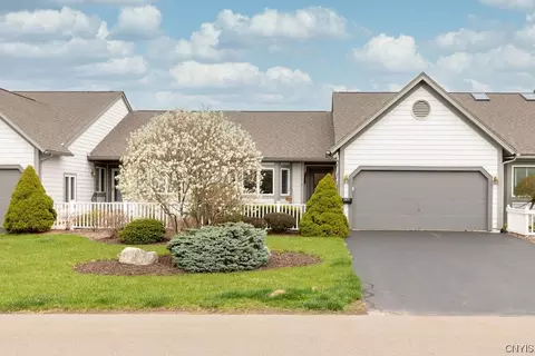 267 Oarlock Cir, East Syracuse, NY 13057