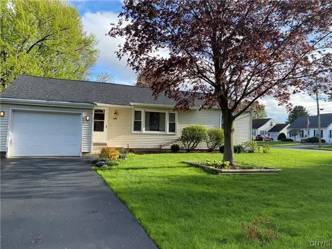 100 Hibiscus Dr, Syracuse, NY 13212