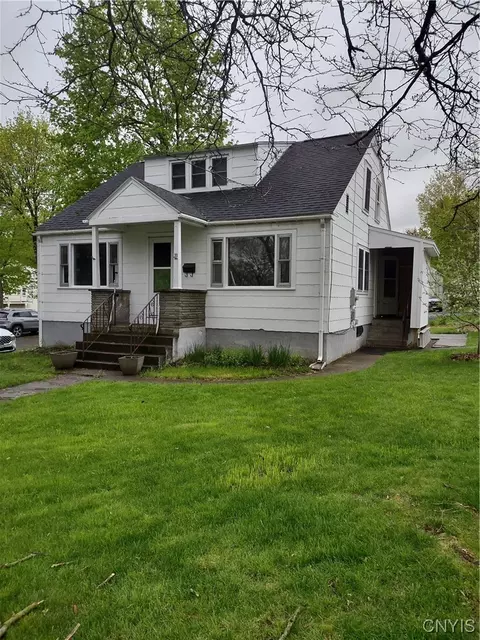 11 Paris Rd, New Hartford, NY 13413