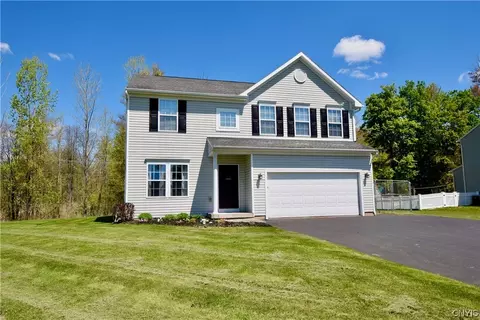 104 Beresford Ln, Minoa, NY 13116