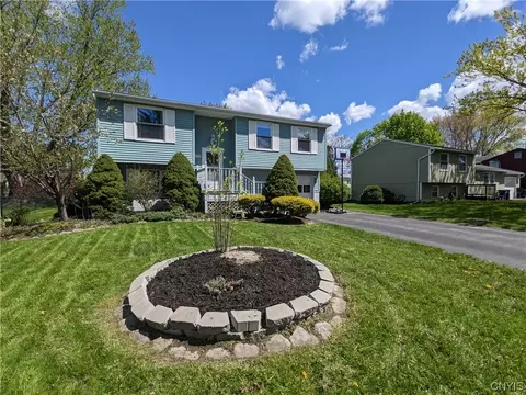 8056 Thurston Dr, Cicero, NY 13039