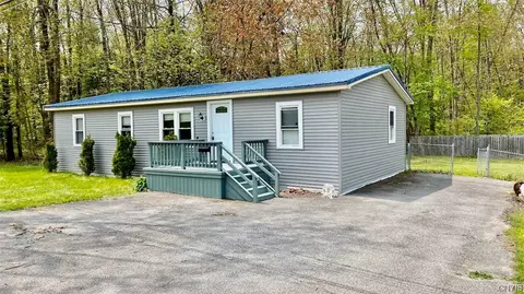 2405 Vienna Rd, Vienna, NY 13157