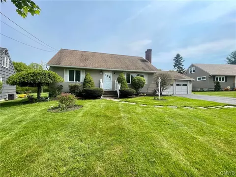 313 Highridge Dr, Syracuse, NY 13215