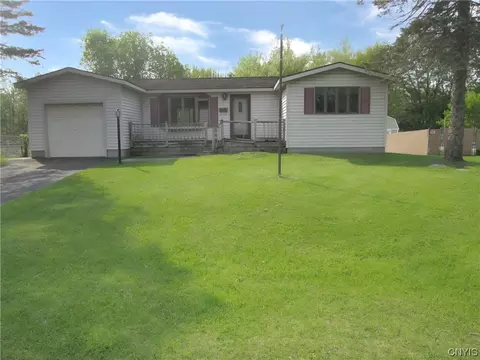 511 Sunflower Dr, Salina, NY 13088
