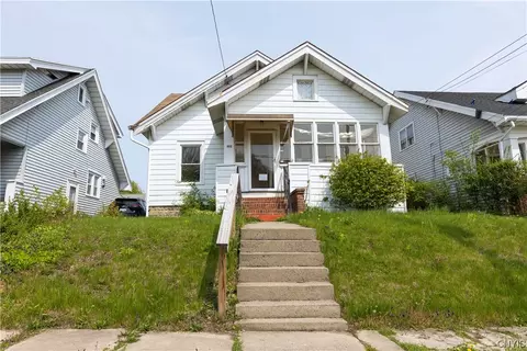 158 Greenland Dr, Syracuse, NY 13208