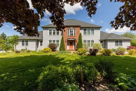 8381 Turnberry Dr, Manlius, NY 13104