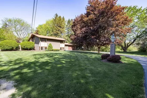 231 Maple Ln, Syracuse, NY 13212